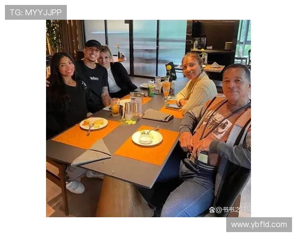 克雷桑携女友畅游上海东方明珠健身房甜蜜合影记录